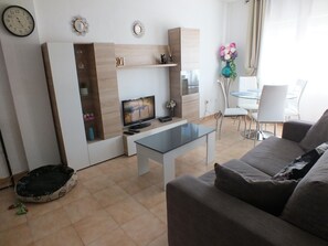 TV - Renovated apartment near the beach with terrace for 4 people in Roses (Roses)