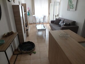 TV - Renovated apartment near the beach with terrace for 4 people in Roses (Roses)