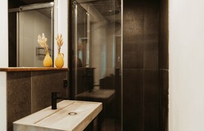 Dusche, Haartrockner, Handtücher, Toilettenpapier
