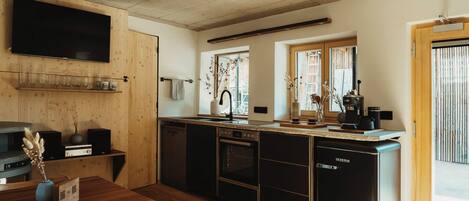 Fridge, oven, stovetop, dishwasher