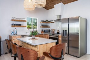 Fridge, microwave, oven, stovetop - New! Yosemite Dream Nest with HUGE views/spa/firepit/pet friendly! (Oakhurst)