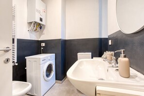 Douche, sèche-cheveux, bidet, serviettes fournies