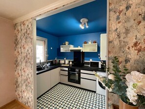 Jääkaappi, mikroaaltouuni, uuni, liesi