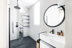 Een douche, een haardroger, een bidet, handdoeken