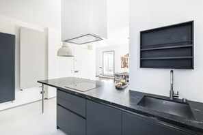 Réfrigérateur, four à micro-ondes, un four, surface de cuisson