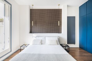 Tabla de planchar con plancha, wifi y ropa de cama 