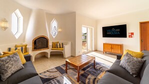 Una sala de estar moderna con un conjunto de sofás, una mesa de centro y una chimenea.