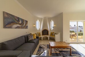 TV, fireplace