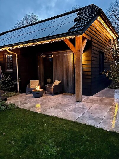 Romantic luxury apartment  great garden with fire table 5 minutes to the forest.