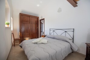2 habitaciones y tabla de planchar con plancha 