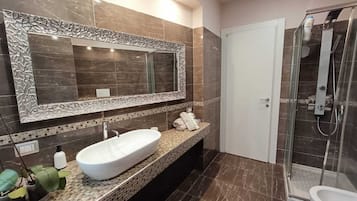 Douche, sĂšche-cheveux, bidet, serviettes fournies