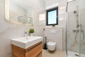 Villa de lujo, 4 habitaciones, piscina privada | Baño | Secador de pelo, toallas y papel higiénico