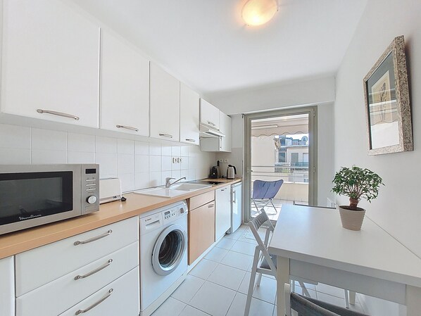 Fridge, microwave, dishwasher, coffee/tea maker