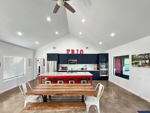 Een koelkast, een magnetron, een kookplaat, een vaatwasser