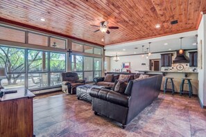 Smart TV - Southern Comfort in Heartstone (Concan)