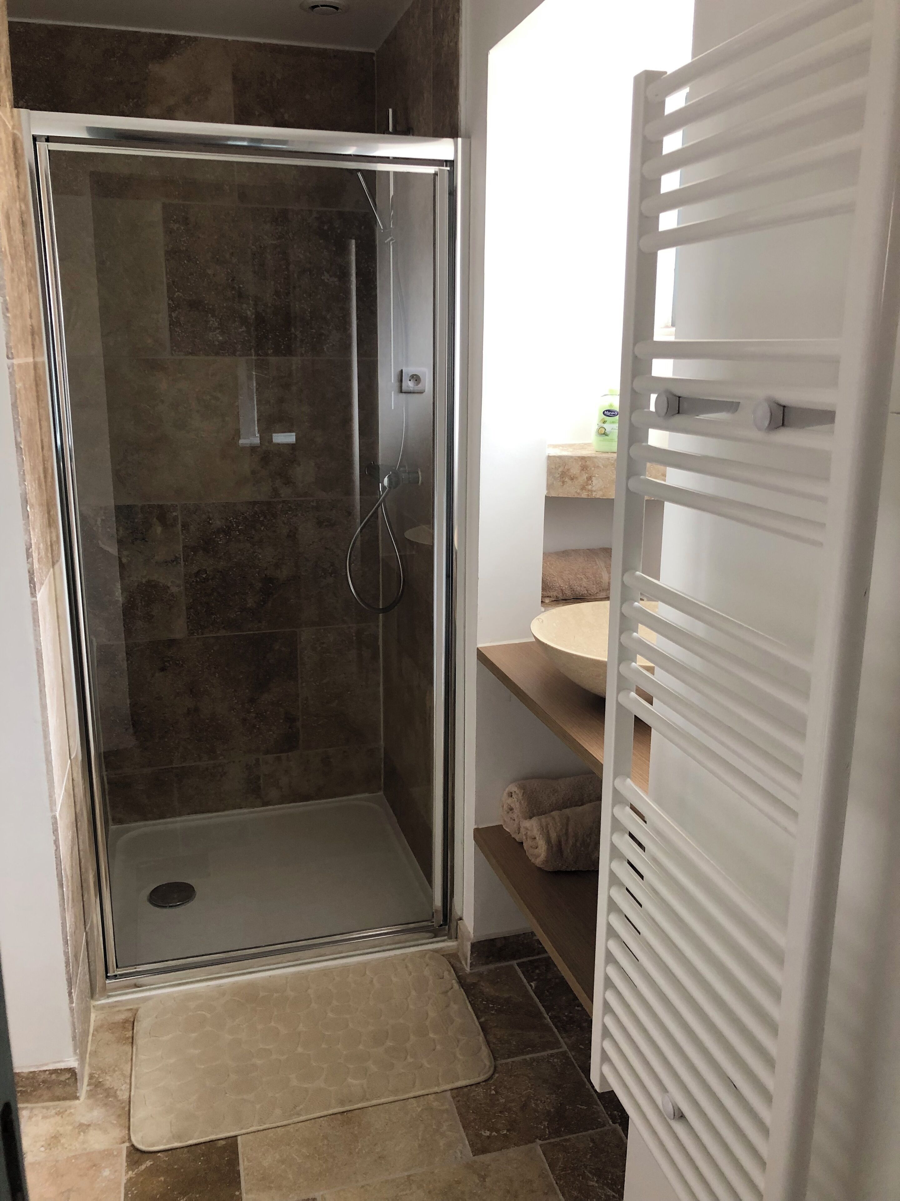 Douche, sèche-cheveux, serviettes fournies, savon