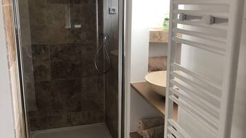 Douche, sèche-cheveux, serviettes fournies, savon