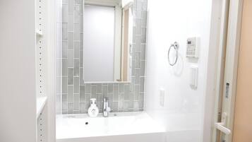 Apartment, Non Smoking (A) | Bathroom | Combined shower/bathtub, hair dryer, towels, shampoo