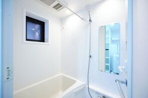 Apartamento, no fumadores (A) | Baño | Ducha y bañera combinadas, secador de pelo, zapatillas y toallas
