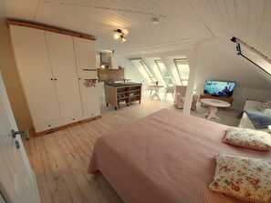 1 bedroom, iron/ironing board, travel cot, free WiFi