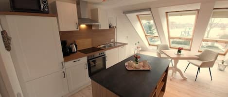 Réfrigérateur, four à micro-ondes, un four, surface de cuisson
