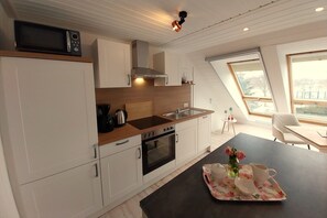 Fridge, microwave, oven, stovetop - Vacation apartment "Still Hörn 3" in Greetsiel (approx. 35 sqm / 2 persons) (Krummhörn)