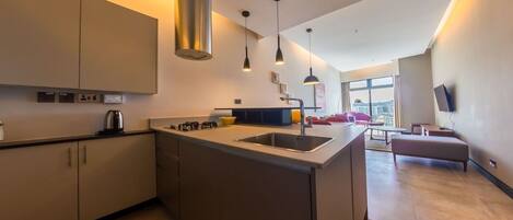 Réfrigérateur, micro-ondes, four, lave-vaisselle