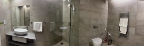 Doccia, asciugamani, sapone, shampoo