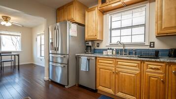 冰箱、微波炉、烤箱、炉灶