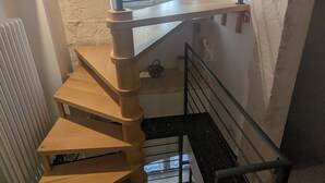 A wooden staircase with a metal railing leading to a landing. - Charming 1-bedroom house in adorable Putignano with WiFi, AC (Putignano)