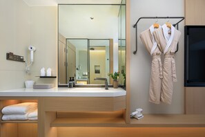 Comfort-værelse med 2 enkeltsenge | Badeværelse | Gratis toiletartikler, hårtørrer, hjemmesko, håndklæder