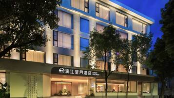 Facciata della struttura - sera/notte