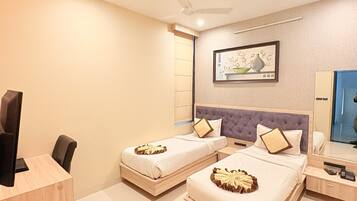 Standard Double Room | 1 bedroom, desk, laptop workspace, soundproofing