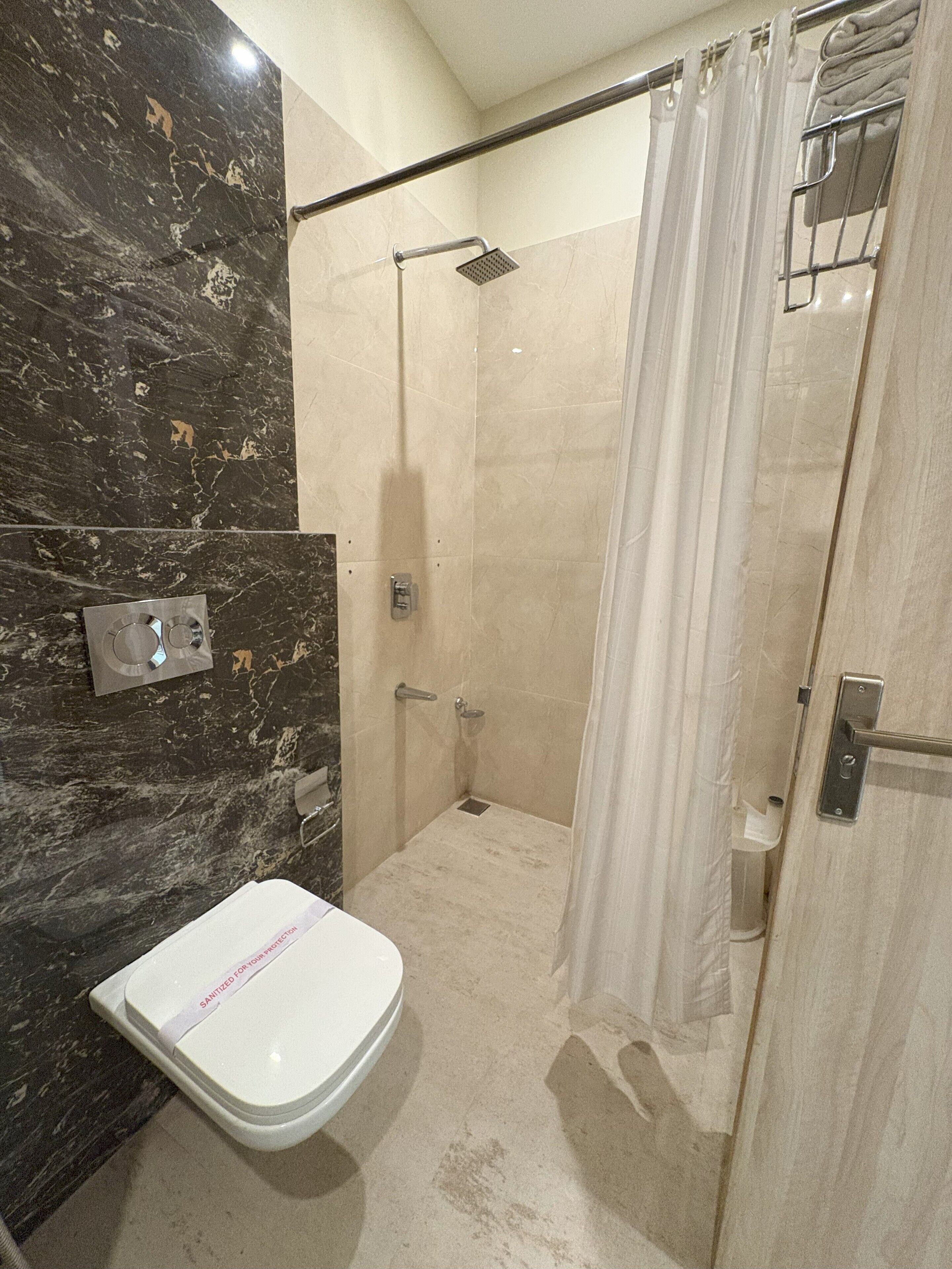 Combined shower/bathtub, towels, soap, shampoo