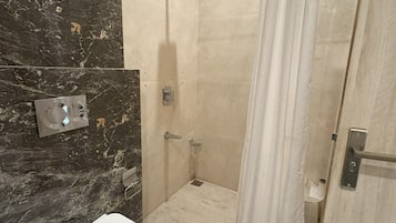 Combined shower/bathtub, towels, soap, shampoo