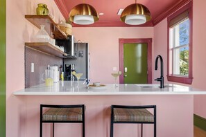 Een koelkast, een microgolfoven, een oven, een kookplaat