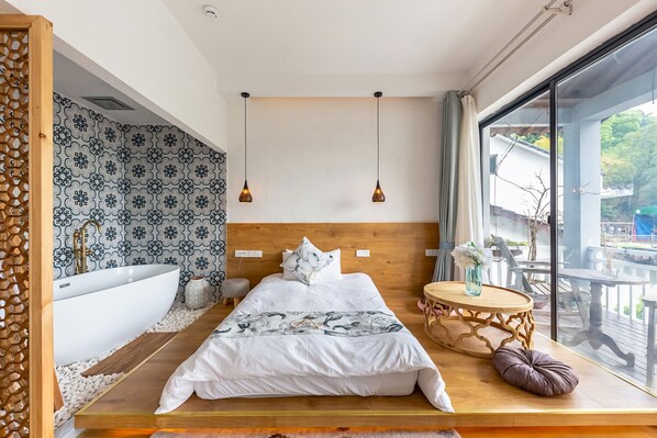 Habitación triple familiar, balcón, vistas a la colina | Ropa de cama de alta calidad y edredones de plumas