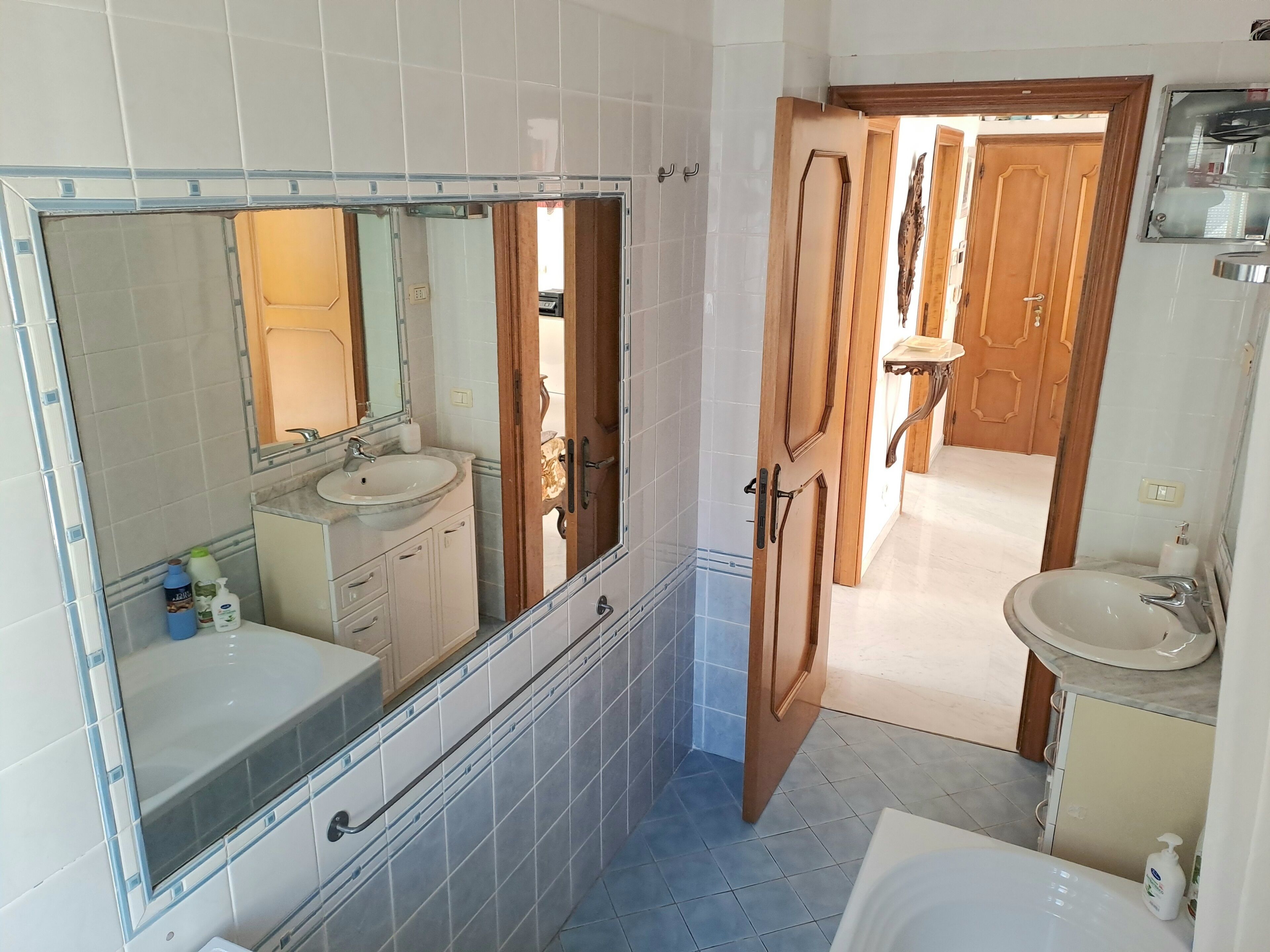 Sèche-cheveux, bidet, serviettes fournies, savon