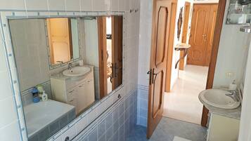 SĂšche-cheveux, bidet, serviettes fournies, savon