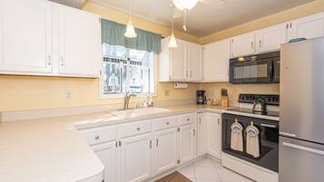 冰箱、微波炉、烤箱、炉灶