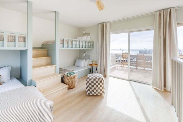 2 chambres, fer et planche à repasser, lit de bébé portatif