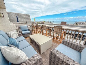 Property grounds - Designer-Renovated Luxury unit with Beautiful Ocean views from upper deck – B304 (Oceanside)