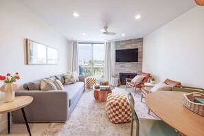 Smart TV, fireplace, table football, ping pong - Designer-Renovated Luxury unit with Beautiful Ocean views from upper deck – B304 (Oceanside)