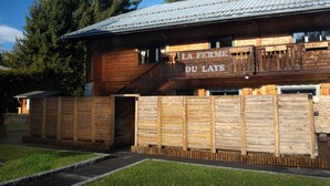 Un edificio de madera con un letrero que dice "La Ferme du Lays".
