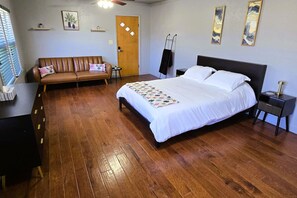 2 bedrooms, desk, free WiFi, bed sheets