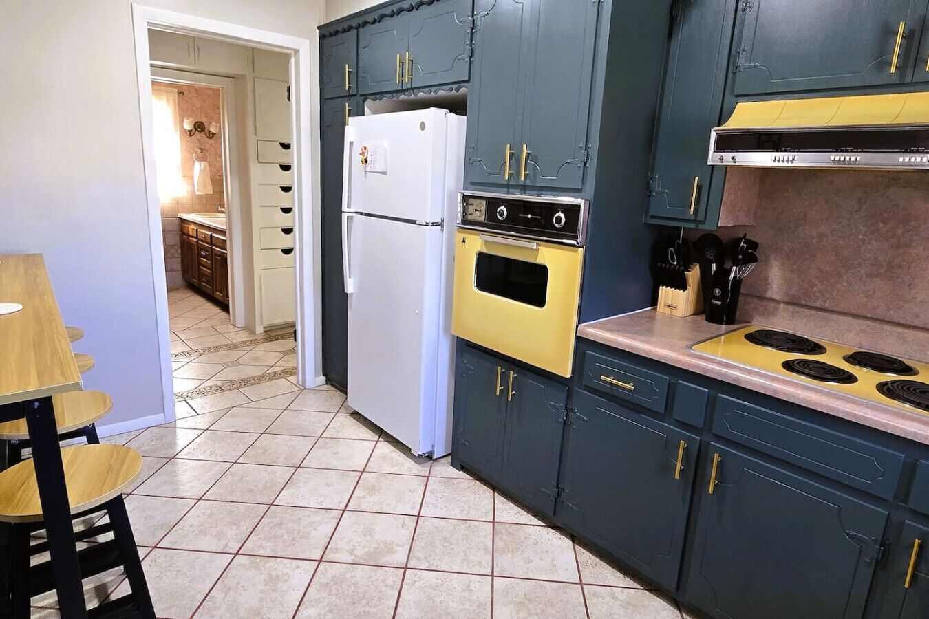 Geladeira, micro-ondas, fogão, cooktop