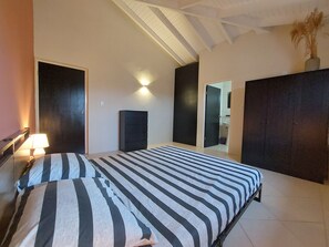 3 makuuhuonetta, silitysrauta/-lauta, Wi-Fi, vuodevaatteet