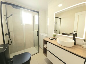 シャワー、ヘアドライヤー、タオル、トイレットペーパー