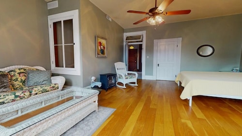 Large Historic District Apartment with City View