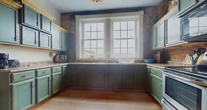 Large Historic District Apartment with City View